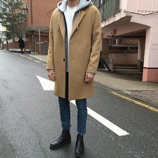 Как носить синие джинсы с серым худи мужчине