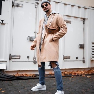 Как носить синие джинсы с серым худи мужчине