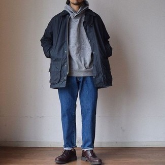 Как носить синие джинсы с серым худи мужчине
