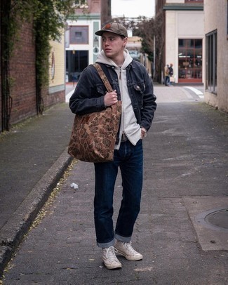 Как носить синие джинсы с серым худи мужчине