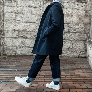 Как носить синие джинсы с серым худи мужчине