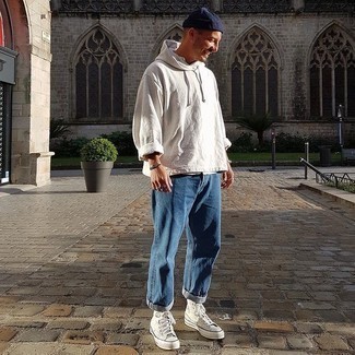 Как носить синие джинсы с серым худи мужчине
