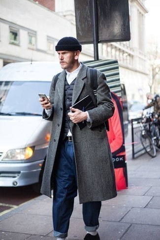 Как носить синие джинсы с серым длинным пальто