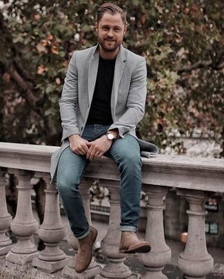 Как носить синие джинсы с серым длинным пальто