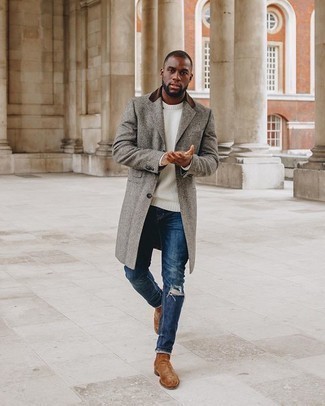 Как носить синие джинсы с серым длинным пальто