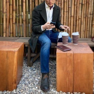 Как носить синие джинсы с серым длинным пальто