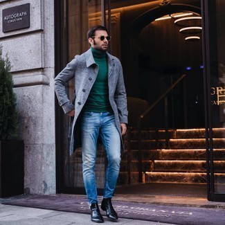 Как носить синие джинсы с серым длинным пальто