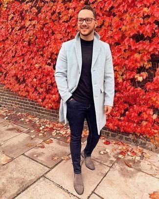 Как носить синие джинсы с серым длинным пальто