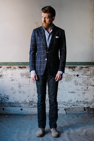 Как носить синие джинсы с серыми замшевыми ботинками дезертами