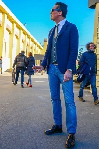 Как носить синие джинсы с серым трикотажным жилетом мужчине