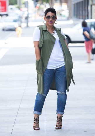 Какие босоножки на каблуке носить с синими джинсами