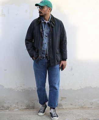 Какие высокие кеды носить с синими джинсами мужчине