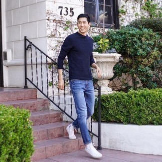 Какие высокие кеды носить с синими джинсами мужчине