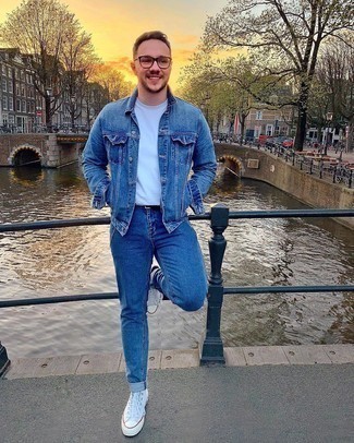 Какие высокие кеды носить с синими джинсами мужчине