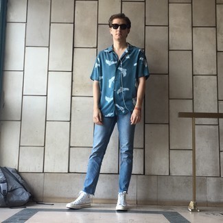 Какие высокие кеды носить с синими джинсами мужчине