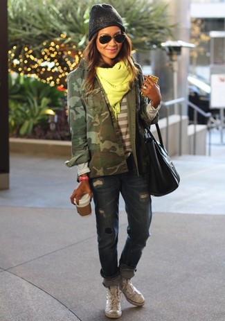 Какие высокие кеды носить с синими джинсами женщине