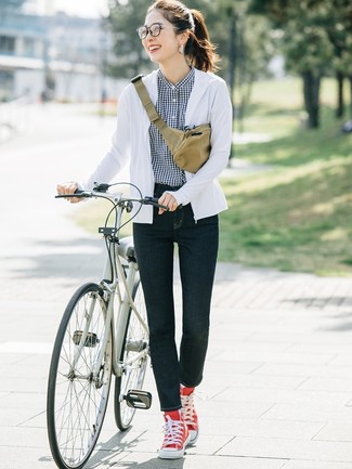 Какой худи носить с синими джинсами женщине