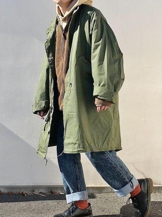 Какой худи носить с синими джинсами мужчине