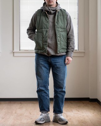 Какой худи носить с синими джинсами мужчине