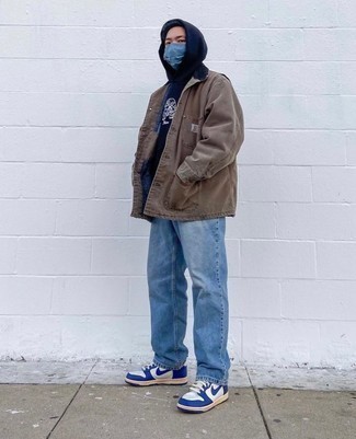 Какой худи носить с синими джинсами мужчине