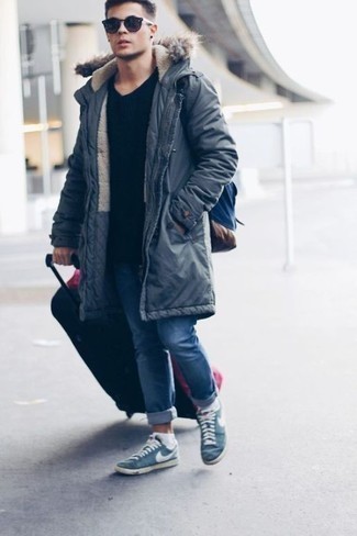 Как носить синие джинсы с голубыми низкими кедами из плотной ткани мужчине