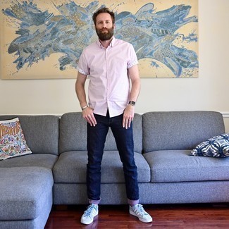 Как носить синие джинсы с голубыми низкими кедами из плотной ткани мужчине