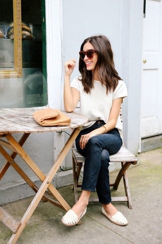 Какие лоферы носить с синими джинсами женщине