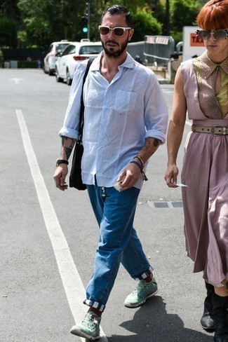 Как носить синие джинсы с мятными кроссовками мужчине