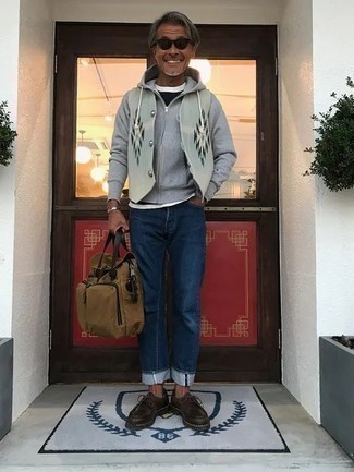 Как носить синие джинсы с мятным трикотажным жилетом с принтом мужчине