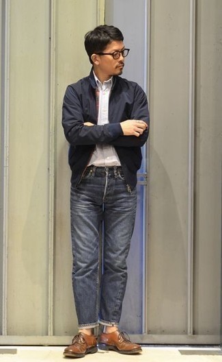 Как носить синие джинсы с темно-сине-белым бомбером мужчине