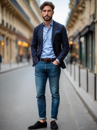 Как носить синие джинсы с темно-синим пиджаком мужчине