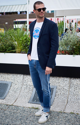 Как носить синие джинсы с темно-синим пиджаком мужчине