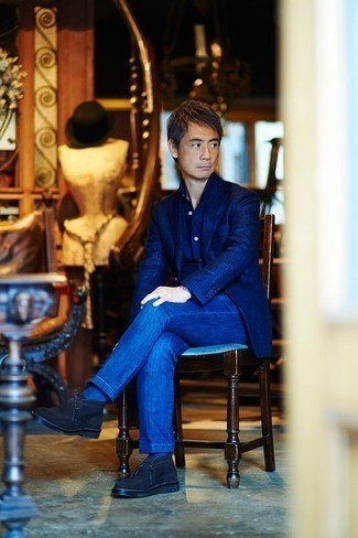 Как носить синие джинсы с темно-синим пиджаком мужчине