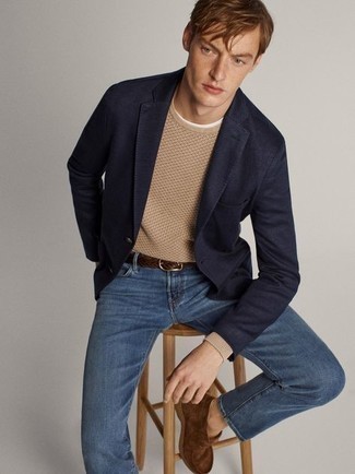 Как носить синие джинсы с темно-синим пиджаком мужчине