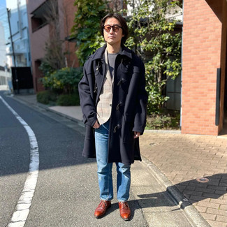 Как носить синие джинсы с темно-синим дафлкотом мужчине