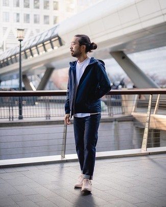 Как носить синие джинсы с темно-синим худи мужчине