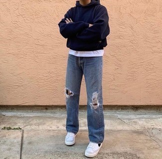 Как носить синие джинсы с темно-синим худи мужчине