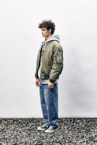 Как носить синие джинсы с темно-синими низкими кедами мужчине