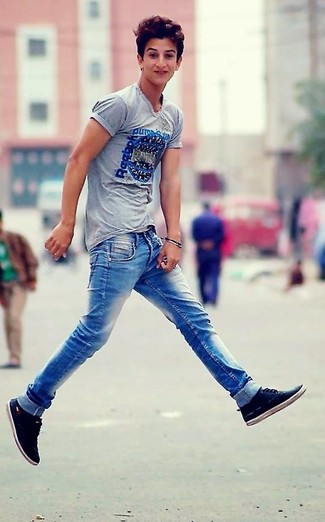 Как носить синие джинсы с темно-синими низкими кедами мужчине