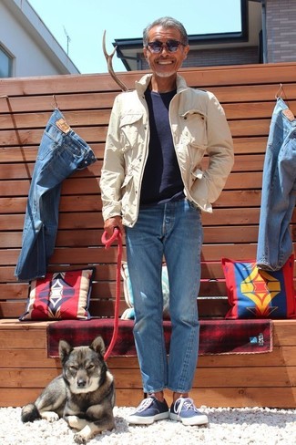 Как носить синие джинсы с темно-синими низкими кедами мужчине