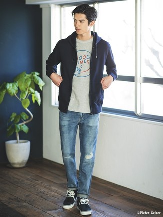 Как носить синие джинсы с темно-синими низкими кедами мужчине