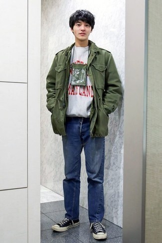 Как носить синие джинсы с темно-синими низкими кедами мужчине