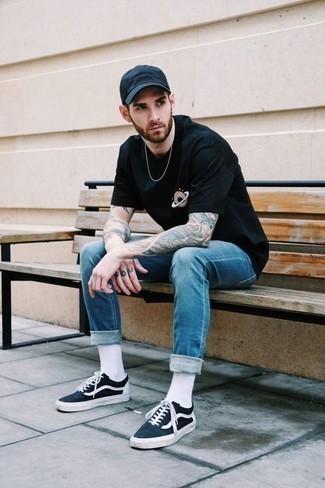 Как носить синие джинсы с темно-синими низкими кедами мужчине