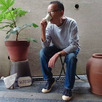 Как носить синие джинсы с темно-синими низкими кедами мужчине