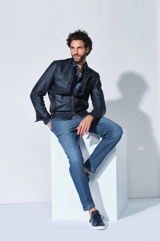 Как носить синие джинсы с темно-синими низкими кедами мужчине