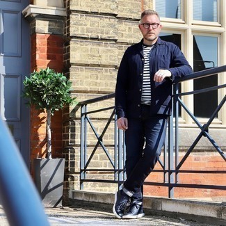 Как носить синие джинсы с темно-синими низкими кедами мужчине