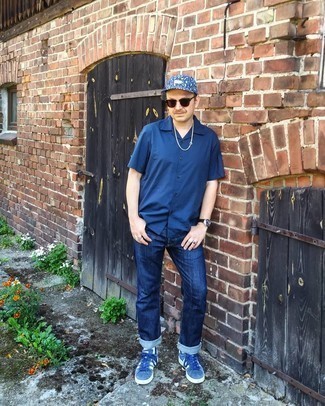 Как носить синие джинсы с темно-синими низкими кедами мужчине