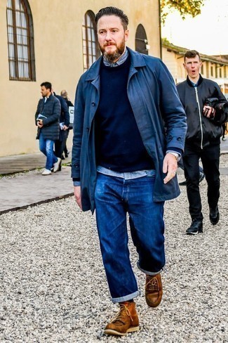 Как носить синие джинсы с темно-синим дождевиком мужчине