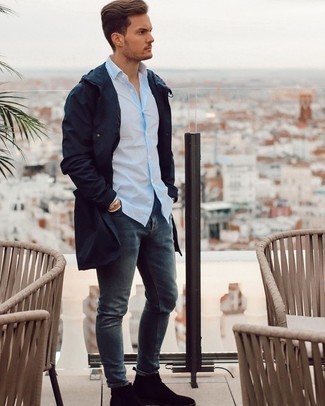 Как носить синие джинсы с темно-синим дождевиком мужчине