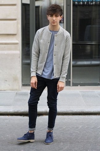 Как носить синие джинсы с темно-синими замшевыми ботинками дезертами